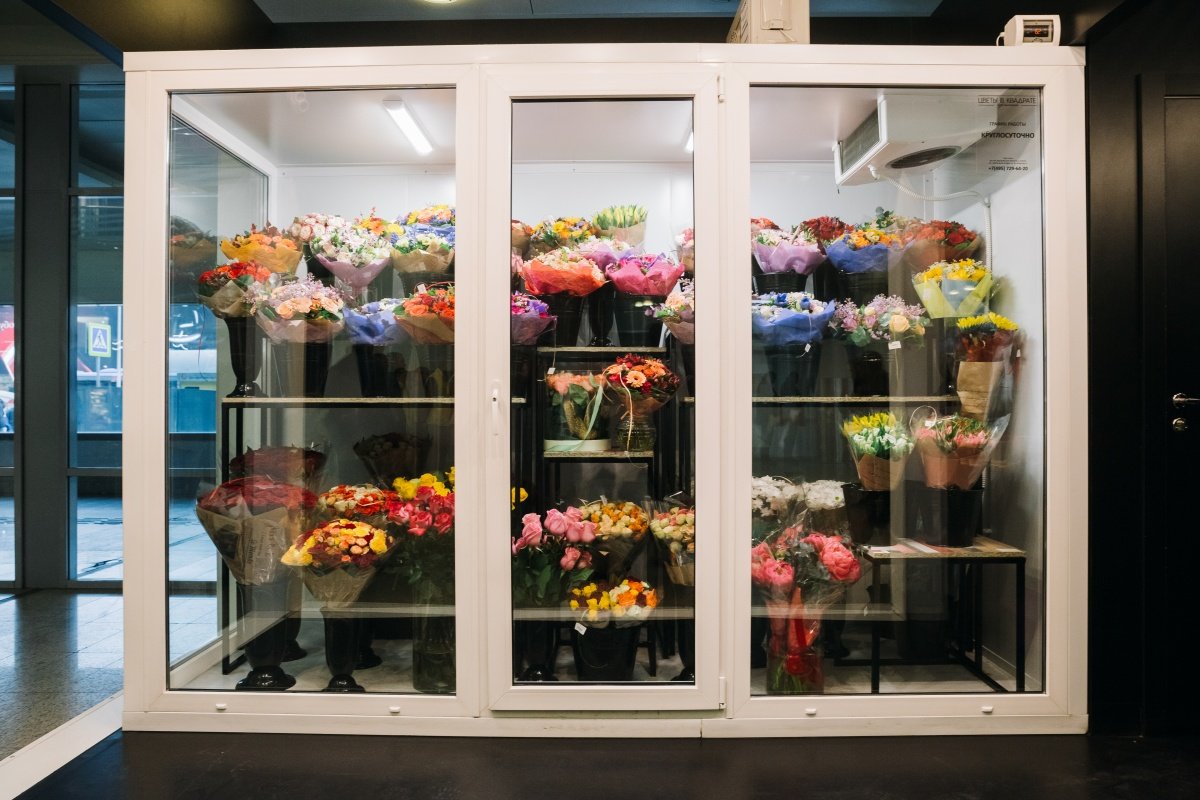 Холодильная Камеа для цветов. Эксклюзивные цветочные ларьки. Цветочный киоск с окошком